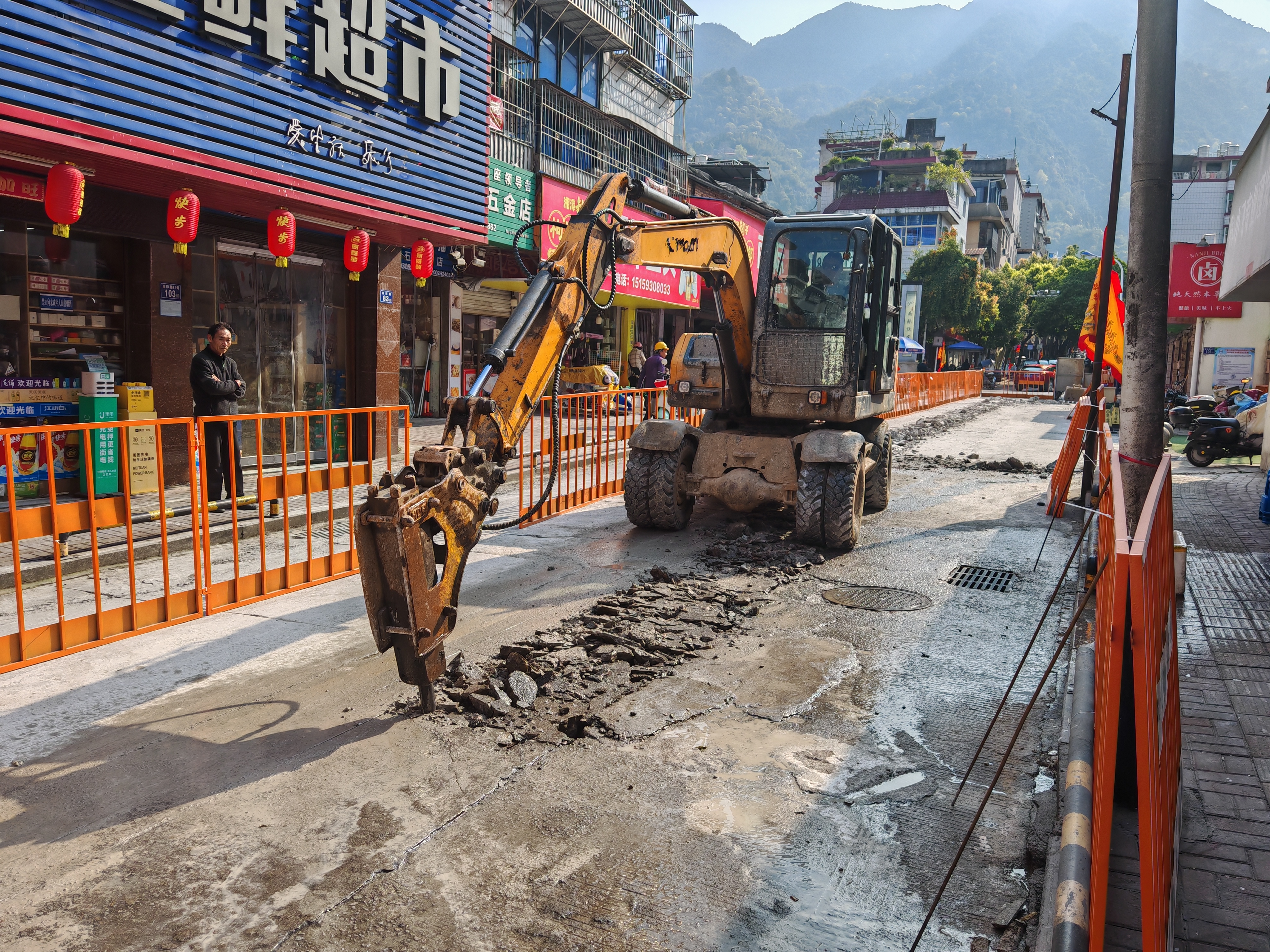 南际路(鹤峰路至墩洋路)给水管道改造项目施工现场2 香港宝典正版资料库官网