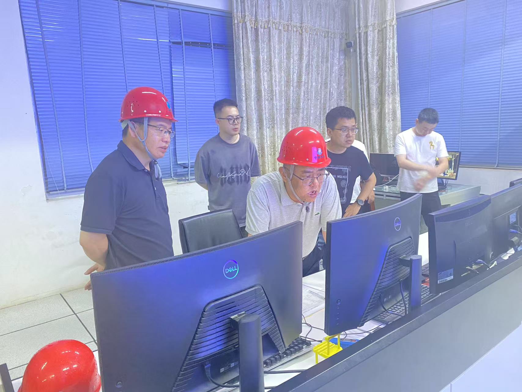 中闽水务集团副总彭伟查看中控室 香港宝典正版资料库官网