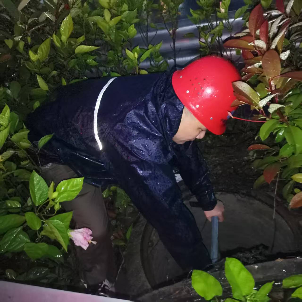 阀门班组冒雨调整阀门 香港宝典正版资料库官网