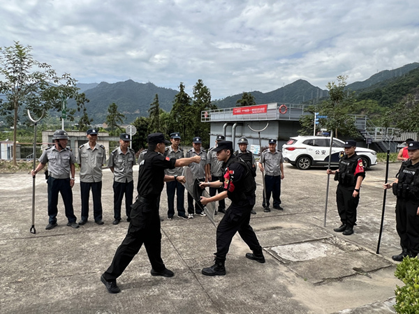 公安特警现场讲解防暴器械的使用方法_副本 香港宝典正版资料库官网